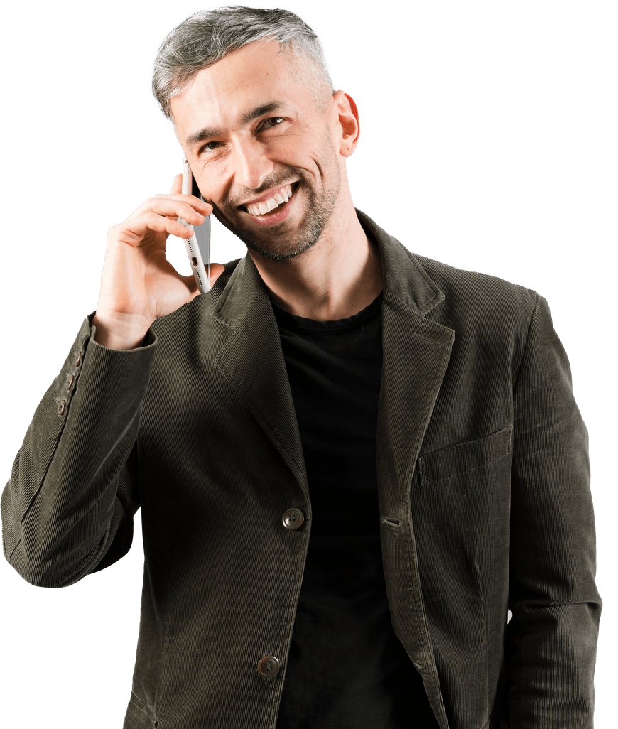Executivo sorrindo ao telefone, cliente do programa de marca própria